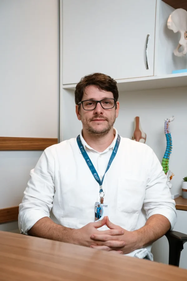 Dr. Guilherme Povoleri, ortopedista de pé e tornozelo do COT