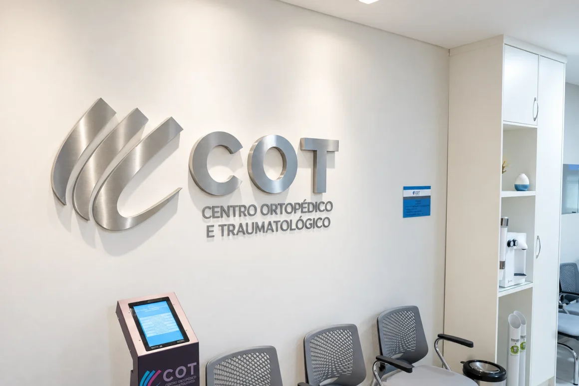 Recepção do COT com o letreiro Centro Ortopédico e Traumatológico